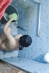 Paman Bejat Ngintip Keponakan Mandi