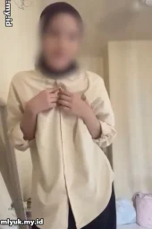 Bu Guru Muda Masturbasi Kerana Jauh Dari Suami