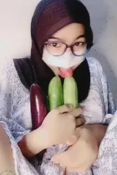 Akhwat Jelita Masturbasi Pakai Terong Dan Timun
