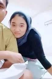 Siang Bolong Istri Jilbab Minta Dipejuhin