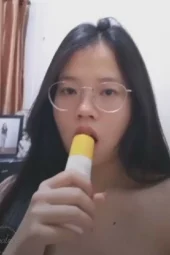 Cece Vanessa Ngemut Botol Dengan Gaya Binal