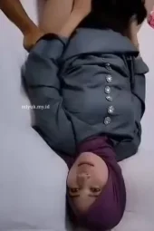 Suami Nonton Istri Jilbab Dipake Brondong